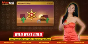 Huy hiệu cảnh sát trưởng và mũ cao bồi giữa sa mạc trong nổ hũ Wild West Gold May88